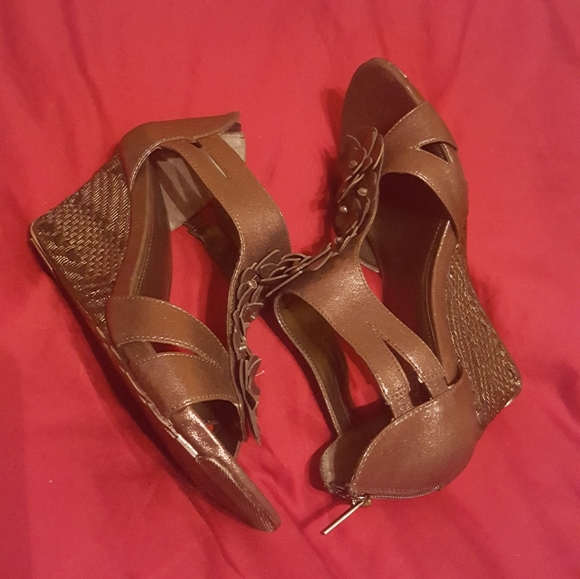 Kenneth Cole Reaction Metallic Wedge Sandals 10 - Picture 5 of 11